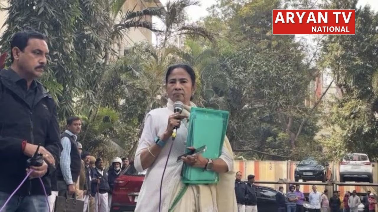 कोलकाता में ED की रेड पर भड़कीं ममता बनर्जी, केंद्र पर लोकतंत्र कुचलने और विपक्ष को डराने के लगाए गंभीर आरोप