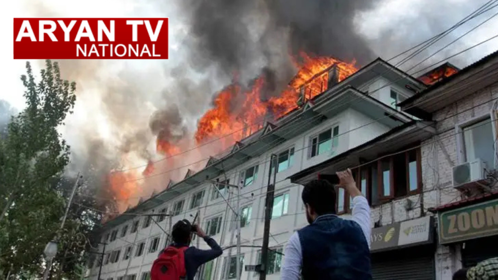 Current image: श्रीनगर के डल झील के पास एक होटल में लगी भीषण आग