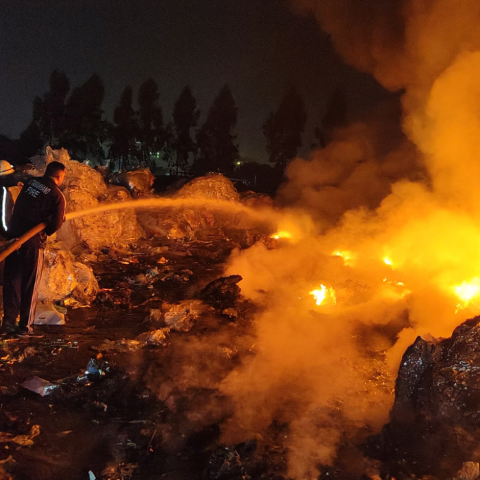 Rudrapur: देहरादून के रुद्रपुर में कबाड़ गोदाम में लगी भीषण आग,तीन फायर यूनिटों ने पाया काबू,एक फायरमैन घायल