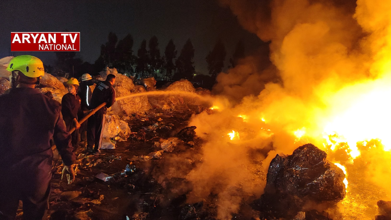 रुद्रपुर में कबाड़ गोदाम में लगी भीषण आग