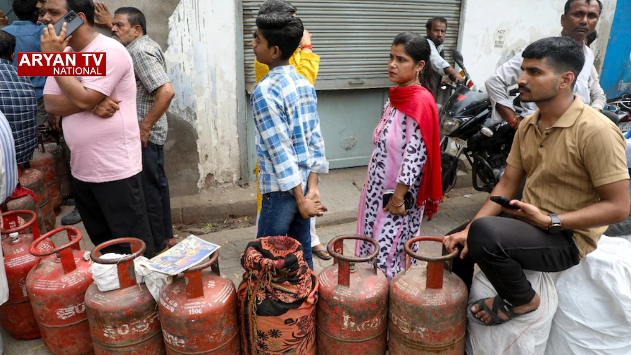 LPG Cylinder Shortage: LPG की कमी की अफवाह से हलचल, सरकार ने कहा “सप्लाई में नहीं आएगी दिक्कत”