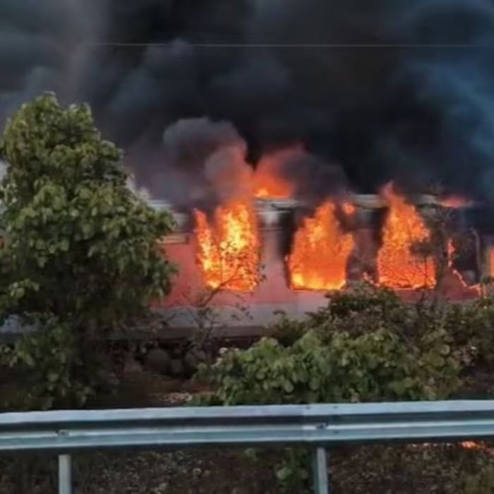 Rajdhani Express Fire: मध्य प्रदेश के रतलाम में बाल-बाल बचे सैकड़ों यात्री,राजधानी एक्सप्रेस में आग लगने से मचा हड़कंप,टला बड़ा हादसा