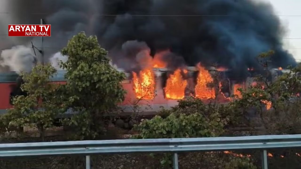 Rajdhani Express Fire: मध्य प्रदेश के रतलाम में बाल-बाल बचे सैकड़ों यात्री,राजधानी एक्सप्रेस में आग लगने से मचा हड़कंप,टला बड़ा हादसा