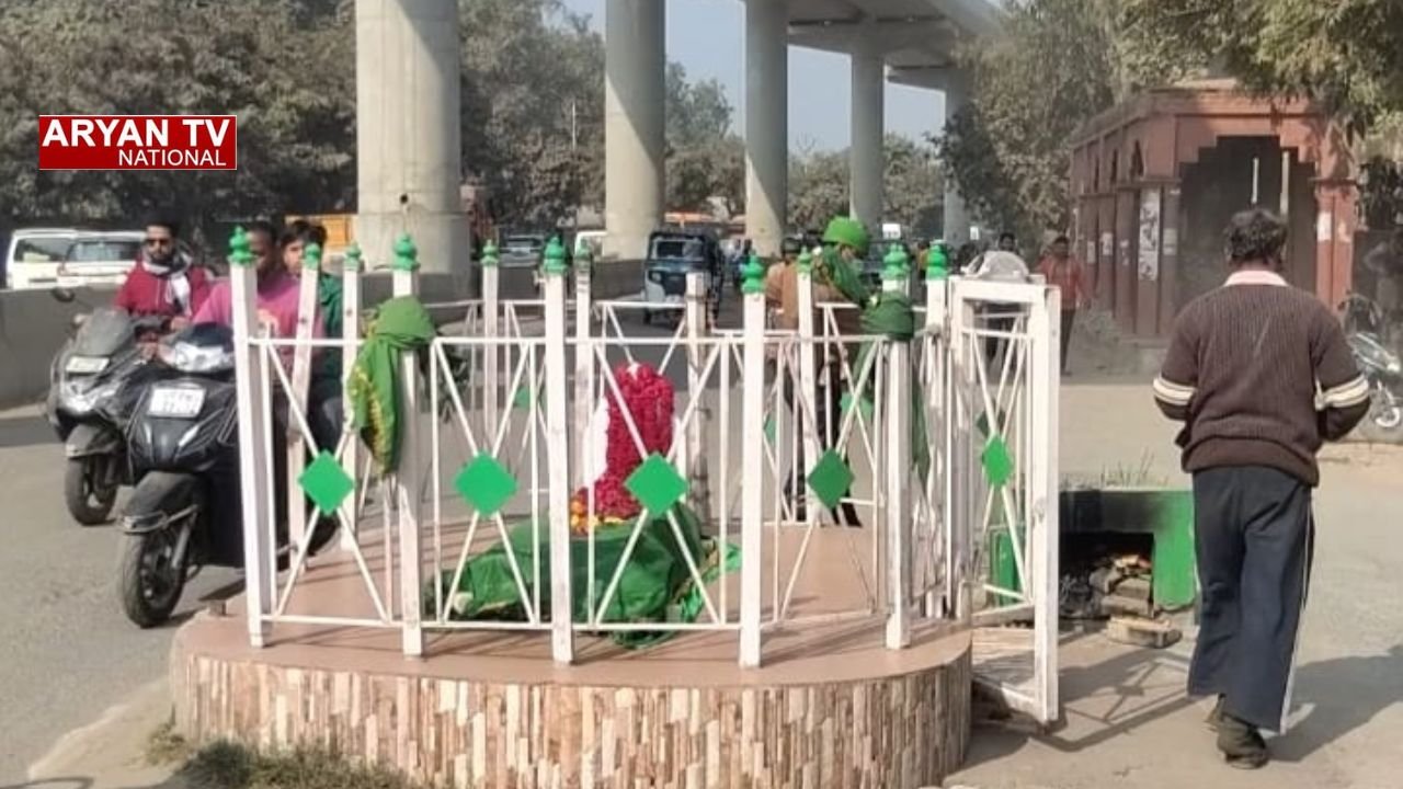 UP News: आगरा MG रोड से हटाई गई मजार, प्रशासनिक कार्रवाई के दौरान सुरक्षा के किए गए कड़े इंतजाम