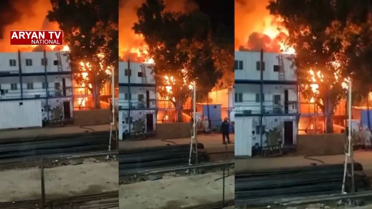 Udyog Bhawan Fire News: दिल्ली के उद्योग भवन के पास भड़की भीषण आग, झुग्गी बस्ती में मची अफरा-तफरी