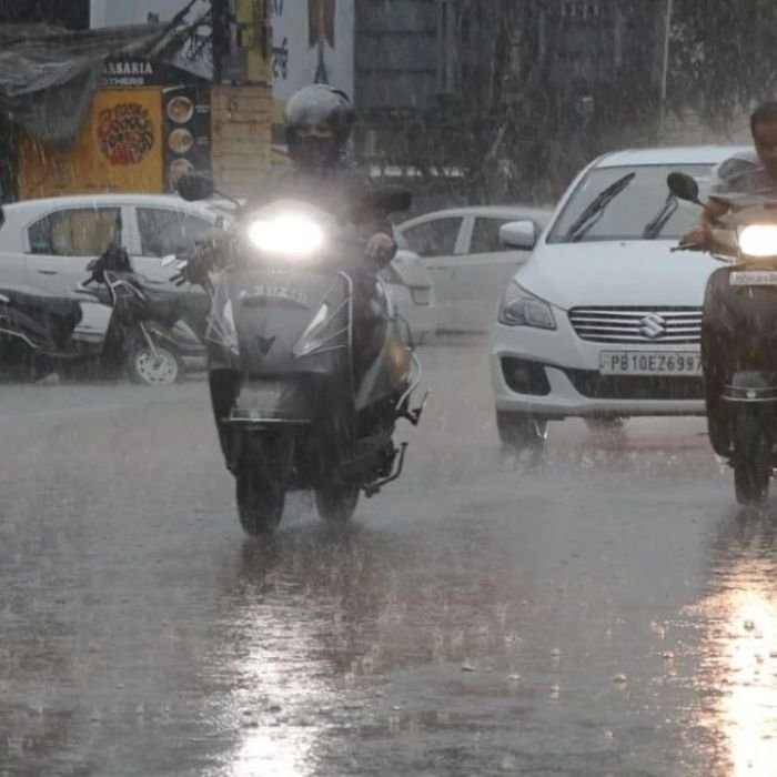Delhi Weather: दिल्लीवालों को गर्मी से राहत! बारिश के बाद बदला मौसम, अगले 48 घंटे आंधी-तूफान का अलर्ट, जानें मौसम का हाल
