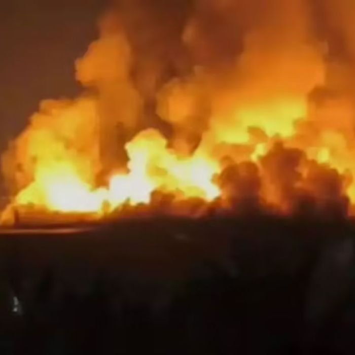 Delhi Fire: दिल्ली के नरेला इंडस्ट्रियल एरिया में बड़ा हादसा, जूता फैक्ट्री धू-धू कर जली, 19 दमकल गाड़ियां मौके पर पहुंची