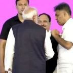 PM Modi-Manish Tewari Meeting: पहले हाथ मिलाया, फिर हुई बातचीत