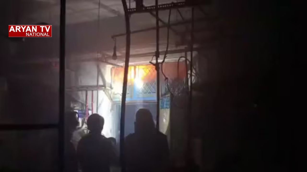 Noida Fire News: नोएडा की बंद फैक्ट्री में आधी रात लगी भीषण आग, 8 दमकल गाड़ियों ने ढाई घंटे में पाया काबू