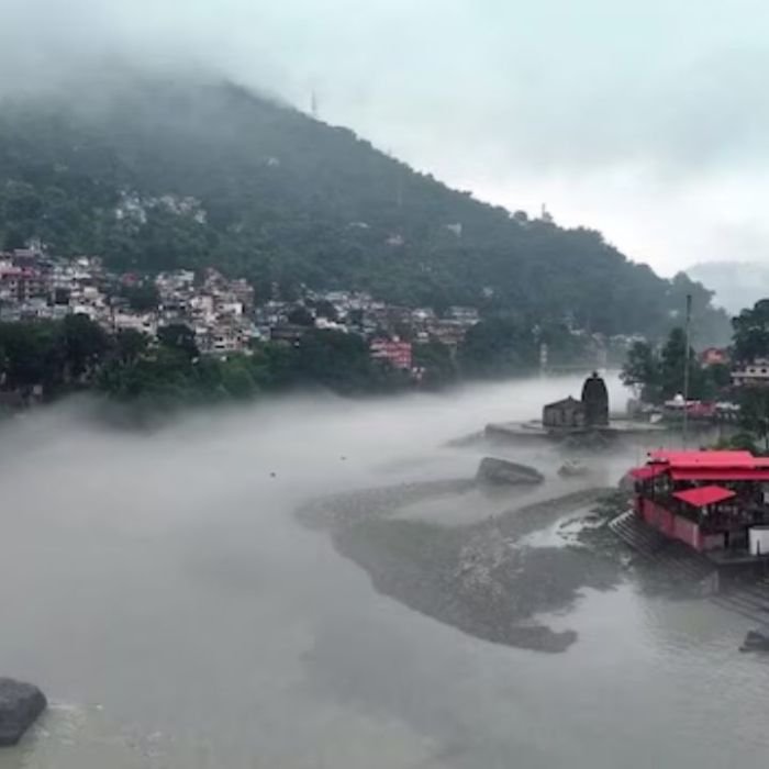 Himachal Red Alert: रेड अलर्ट के बीच हिमाचल में मूसलाधार बारिश की चेतावनी, कई जिलों में स्कूल बंद