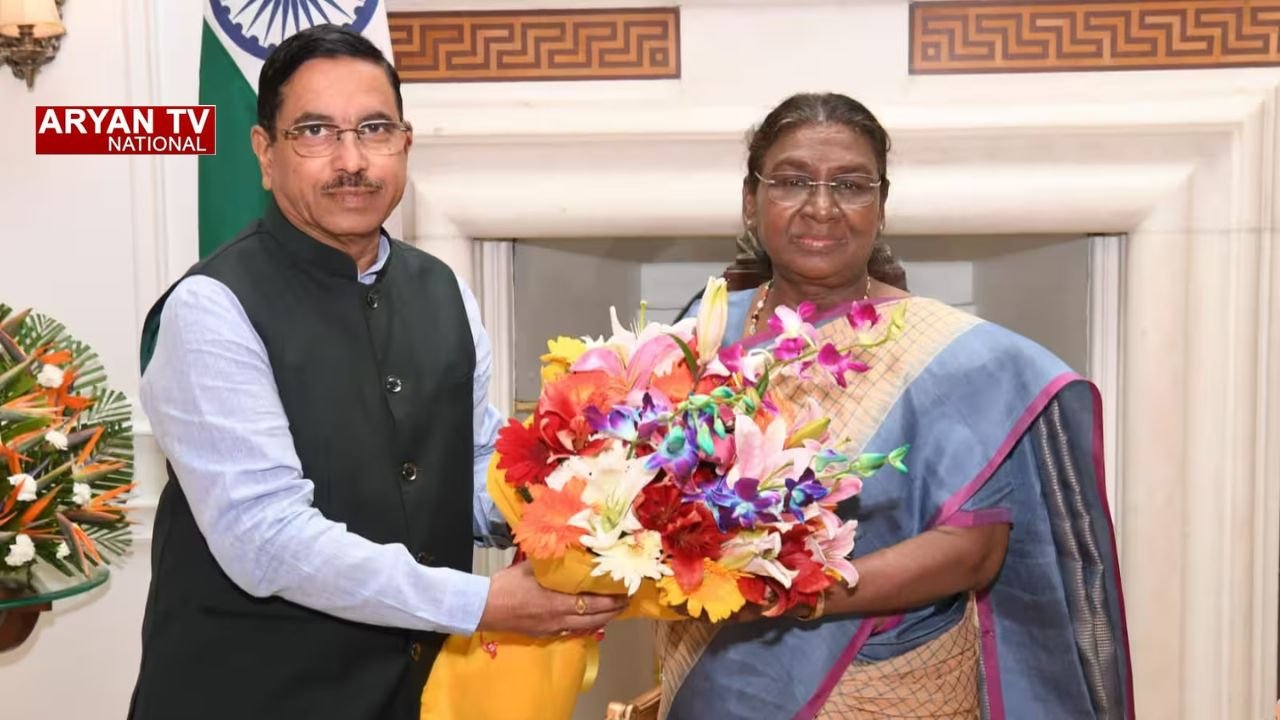 New Education Minister: धर्मेंद्र प्रधान के इस्तीफे के बाद किसे मिली कमान? जानिए कौन हैं प्रह्लाद जोशी