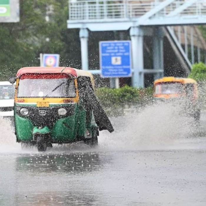 Delhi NCR weather: दिल्ली-एनसीआर में मानसून ने दी धमाकेदार दस्तक,झमाझम बारिश से गर्मी से राहत, IMD ने जारी किया ‘रेड अलर्ट’