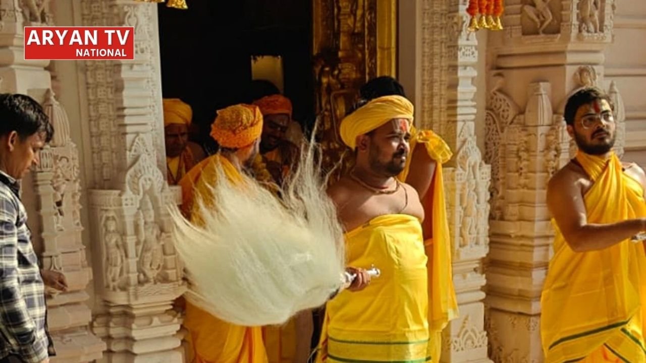 राम मंदिर में पीले वस्त्र में नजर आए अर्चक