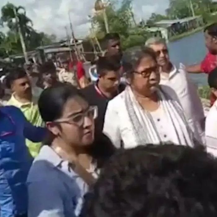 Mamata Banerjee News: पश्चिम बंगाल की पूर्व CM ममता बनर्जी के काफिले पर हमला, हलिसहर में प्रदर्शनकारियों ने गाड़ी पर फेंके जूते और कीचड़