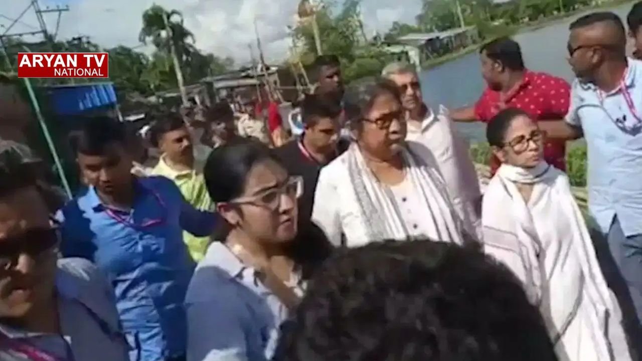 Mamata Banerjee News: पश्चिम बंगाल की पूर्व CM ममता बनर्जी के काफिले पर हमला, हलिसहर में प्रदर्शनकारियों ने गाड़ी पर फेंके जूते और कीचड़
