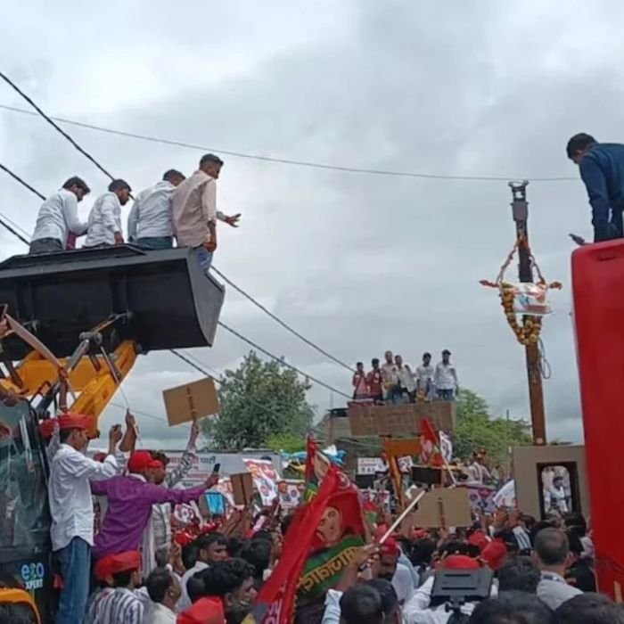 Uttar Pradesh News: रायबरेली पहुंचते ही अखिलेश का हुआ जोरदार स्वागत, बुलडोजर से हुई पुष्पवर्षा