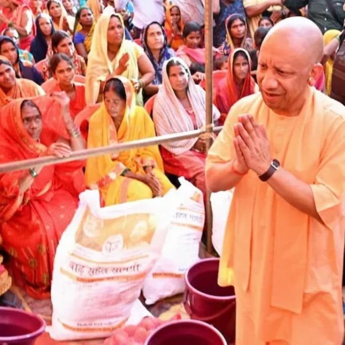 Uttar Pradesh News: कुशीनगर में बाढ़ का कहर, सीएम योगी ने पीड़ितों से मिलकर जाना हाल